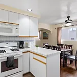 Pacific Oasis - Large Patio, Parking & Walk To Beach
